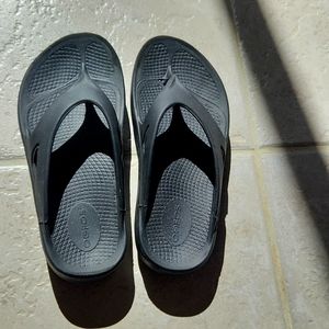 Black OOFOS size 7 womens